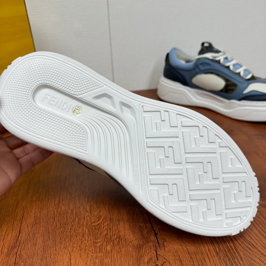 Batch 780 FENDI/FENDI Force men's sports shoes, new thick-soled lightweight lace-up low-top shoes at the counter, made of white full-grain leather and white and brown smooth leather, with padded elements. Brown FF jacquard and yellow technical fabric details. Lightweight, thick white sole with FF graphic details on the toe and heel. Main body of pebbled soft cowhide with Nappa calfskin. Contrasting color multiple composite splicing, extremely modern and youthful, webbing style lace-up hole design, multiple injection molded brand logo plastic modules on the toe, and embroidered FF logo on the side, heavy craftsmanship, full of details, super high quality control and fine workmanship! Full mesh breathable lining, ultra-light TPR foam rubber; molded outsole, lightweight and versatile, non-slip and wear-resistant! Comes with full packaging! Size: 39-40-41-42-43-44 Leather shoe size (can be customized, 38.45 cannot be returned or exchanged) Item number: 7E1728 Blue